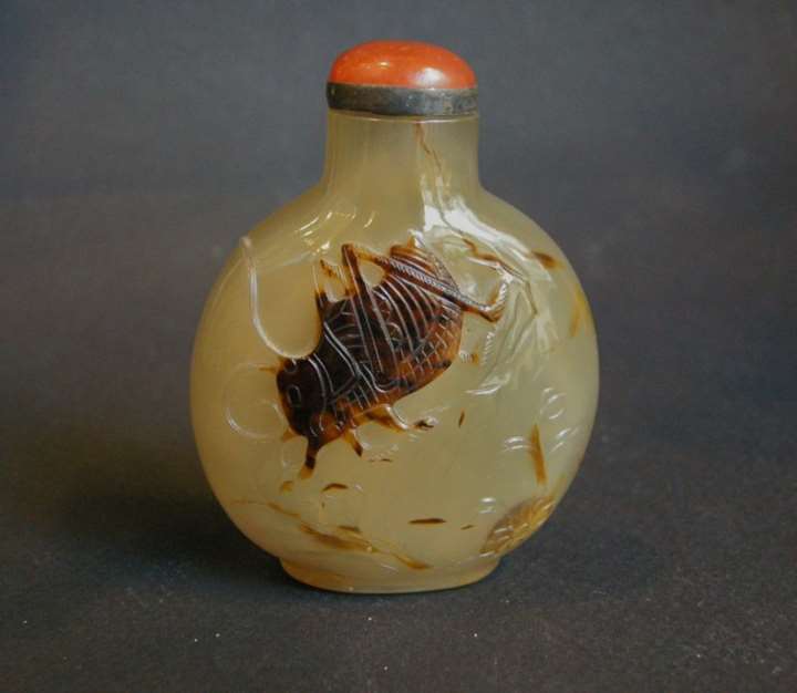 Snuff bottle agate sculpted with cricket  - Official school